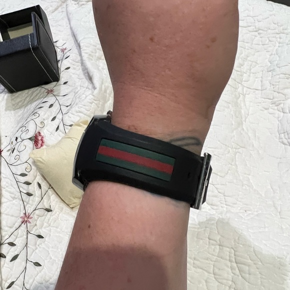 Gucci Unisex Sync Rubber Strap Sport Watch - Picture 5 of 9